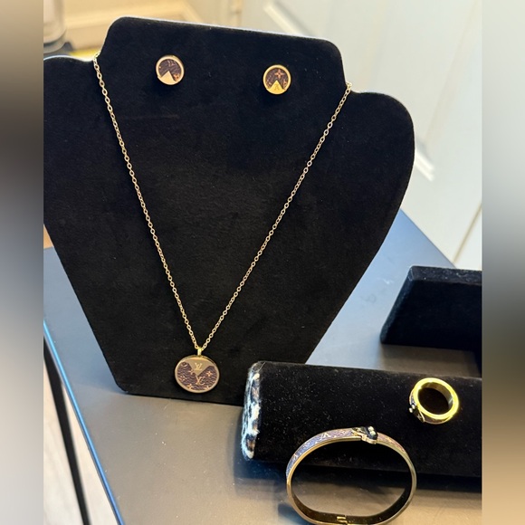 Elegant Gold and Black Jewelry Set - Picture 1 of 2